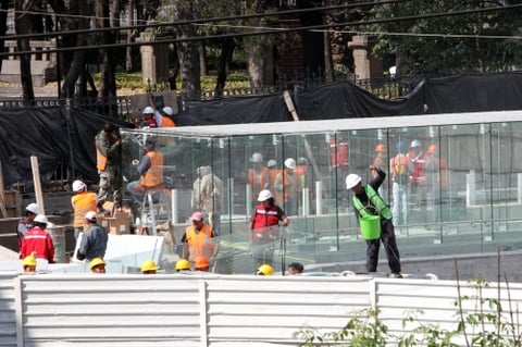 Le dan los últimos toques al monumento.