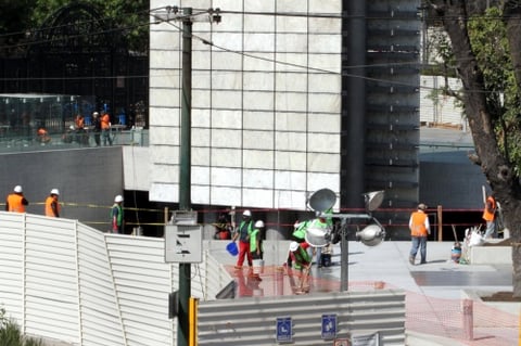 Tras 15 meses de retraso, el monumento Estela de Luz ha sido terminado.