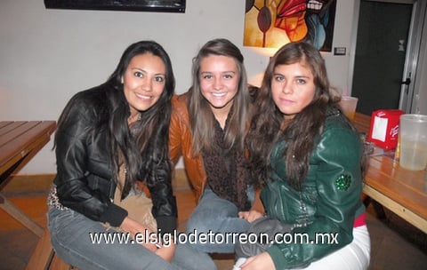 30122011 VICTORIA  Mata, Mayra Gutiérrez y Ana Serrato.