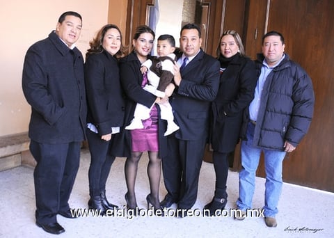 02012012 ANTONIO  Chalma Ramírez, Ana Lilia Cueto, Giselle Cortés, Ricardo Ramírez, Ana María Ramírez y José Abad Morales, padrinos y papás del festejado.