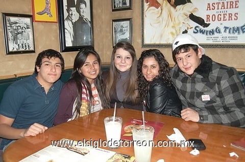 02012012 LUIS  Pereyra, Kenia Cruz, Marifer Ochoa, Karla García y Rogelio de la Fuente.