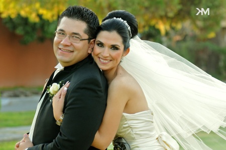LUPITA  González Barba y Jesús Rey González Navarrete contrajeron nupcias en la parroquia de la Virgen de la Encarnación, el sábado 12 de noviembre de 2011. Posteriormente se ofreció una recepción en el Hotel Marriot donde familiares y amigos los felicitaron por su enlace.

 Studio KM