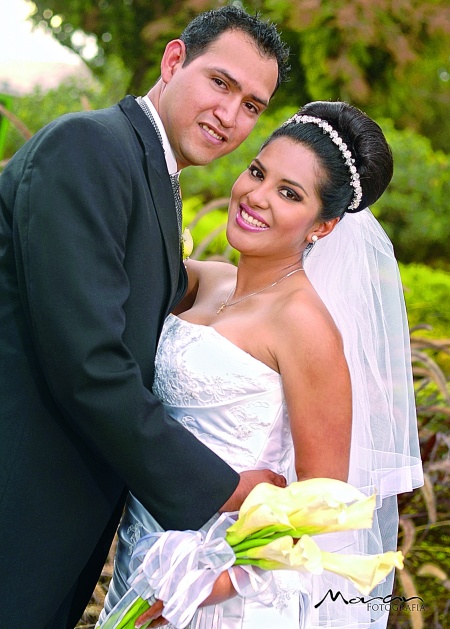 SRITA. EDNA  Herrera y Sr. Aarón Muñoz, recibieron la bendición nupcial en la parroquia de la Medalla Milagrosa el viernes 16 de diciembre de 2011. Ellos son hijos de los señores Héctor Herrera y Patricia Mancilla; Hermilo Muñoz y Lucy Torres.

 Studio Sosa