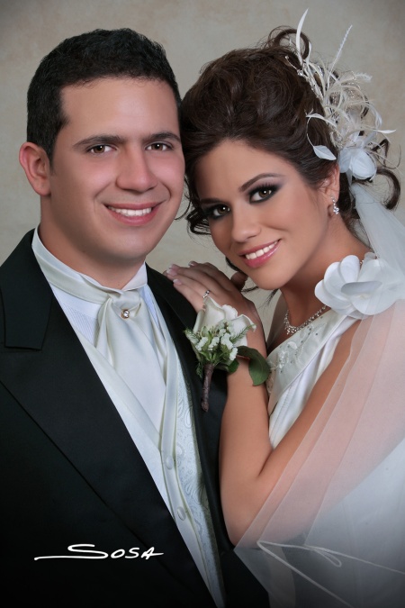 L.A.E Verónica Díaz Reyes e Ing. Civil Jorge José Zarzar Arizpe contrajeron matrimonio en la parroquia de la Virgen María de la Medalla Milagrosa, el sábado tres de diciembre de 2011. Son hijos del Ing. Rafael Díaz Ortega y Lic. Verónica Reyes de Díaz; Sr. Jorge José Zarzar Mijares y Sra. Deyanira Arizpe Handal.- 

 Studio Sosa