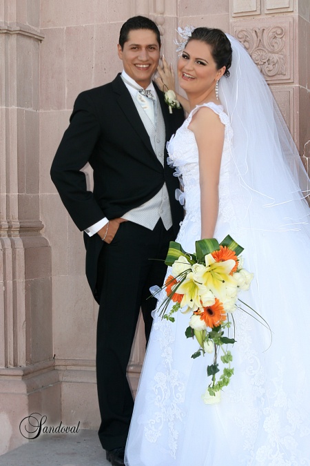 ING. ENOÉ  Arzate Soto e Ing. Israel Omar Alvarado Medina recibieron la bendición nupcial en la parroquia de San Pedro Apóstol, el viernes 18 de noviembre de 2011. Ellos son hijos de los Sres. Margarita Soto Rodríguez; Miguel Omar Alvarado Roldán (f) y María Guadalupe Medina Salas.

Sandoval Fotografía