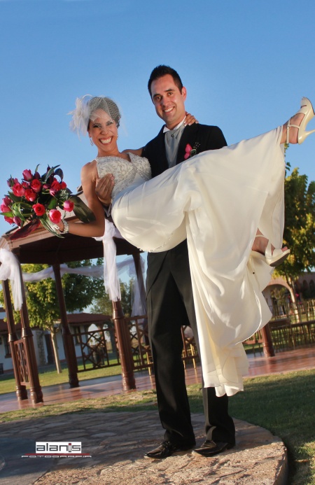 LIC. LAURA  Simental Amador e Ing. Miguel Amador Guerrero contrajeron matrimonio civil el sábado 15 de octubre de 2011. Ellos son hijos de los Sres. Jesús José Simental Acosta y Yolanda Amador de Simental; Juan C. Amador de la Hoya y Carolina Guerrero de Amador.-

 Alanis Fotografía