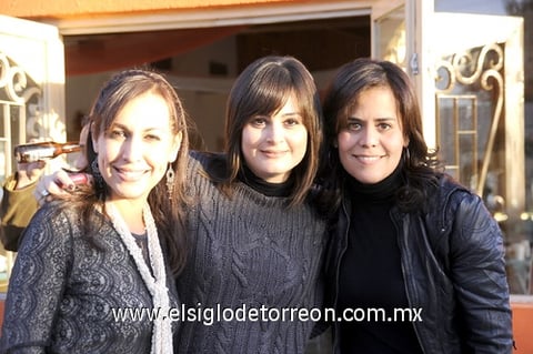 02012012 TUNIE  Mireles, Gaby Calderas y Anilú Sarmiento.