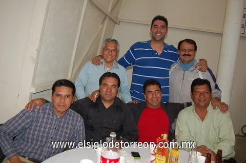 02012012 PROFESORES  de los diversos deportes practicados en la UAL, acompañados por René Guajardo y Profr. Luis Montañez.