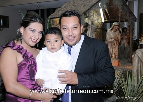 02012012 RICARDO  Ramírez Bautista y Giselle Cortés Fraire con su hijito Ricardo.