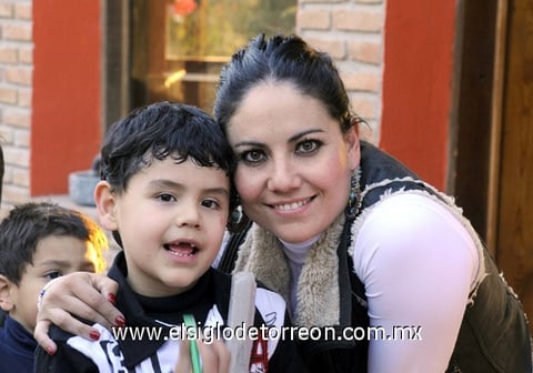 02012012 EMILIANO  Llaca y su mamá  Claudia Montañez.