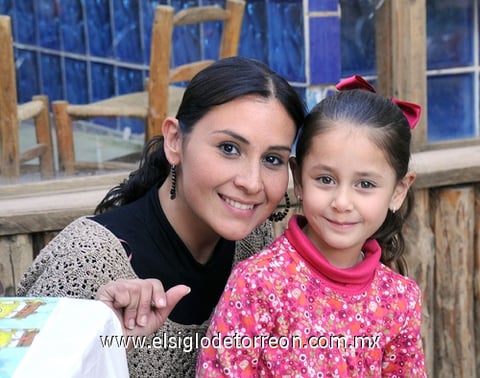 02012012 MÓNICA  de Izquierdo con su hija Regina Izquierdo.