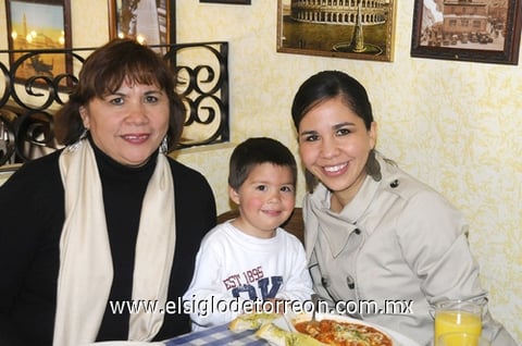 02012012 MARíA ELENA  Alcalá, Diego y Marcela Pimentel.