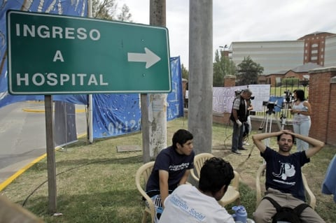 Militantes de la agrupación peronista, 'La Cámpora', también realizan una vigilia frente al lugar donde será operada.