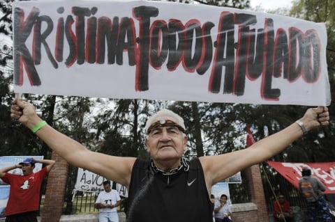 'El correcaminos', simpatizante kichnerista, sostiene un cartel en apoyo a la presidenta Cristina Fernández.
