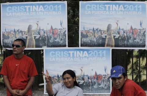 Reunidos en familia, permanecen los simpatizantes a las afueras del hospital.