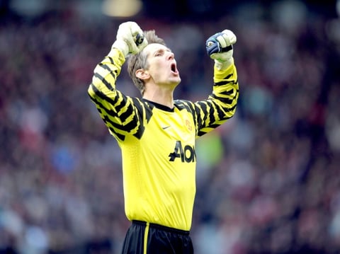 El portero del Manchester United, Edwin Van Der Sar aparece en el lugar número 10, de los mejores porteros del mundo.