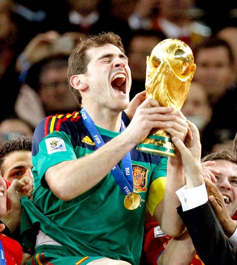 Iker Casillas, portero del Real Madrid y de la selección española, fue elegido por cuarta vez consecutiva mejor guardameta del mundo en la encuesta anual de la Federación Internacional de Historia y Estadística del Futbol (IFFHS).