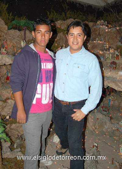06012012 FRANCISCO  Segueda y Guillermo García Ochoa decoraron el nacimiento con mucha imaginación y paciencia, ya que llevaron cerca de cuatro días en terminarlo.