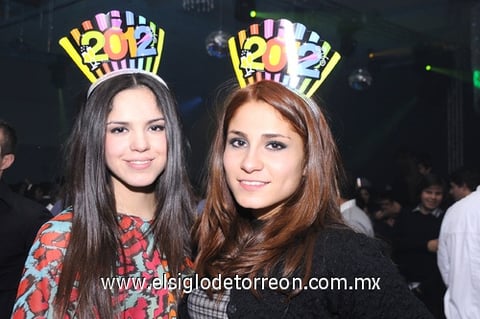 04012012 BEATRIZ  Mireles y Scarlett Nevárez.
