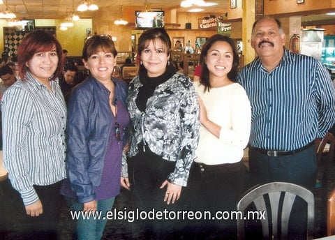 06012012 Luz Victoria Sánchez, Marcela Mesta Triana, Rosa María Escobedo Salazar, Brenda Montoya y Francisco López, en reciente festejo.