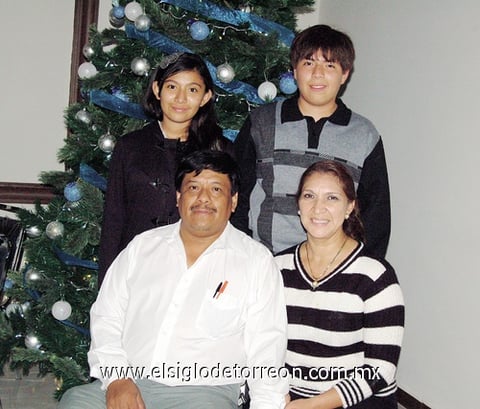 06012012 CéSAR  Cisneros acompañado en su cumpleaños de Aleyda, César y Cristina.
