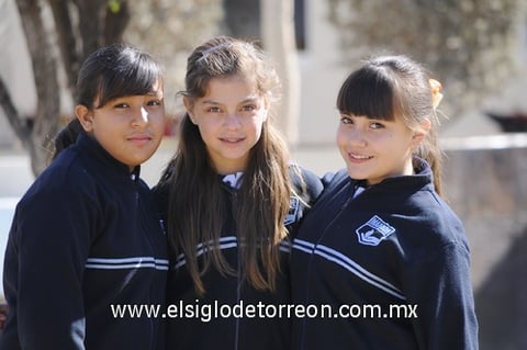 04012012 SOFíA , Ariana y Cynthia.