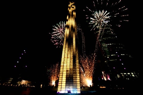 Los capitalinos pudieron disfrutar de un espectaculo de luces y fuegos artificiales en la inuguración de la Estela de Luz.