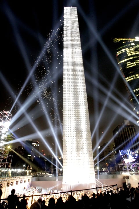 Durante casi media hora se presentó un espectáculo de luz y música acompañado por voces de cantantes y poetas, así como por fuegos artificiales.