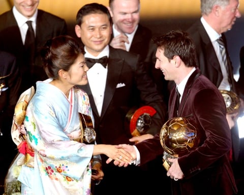 El delantero fue consagrado en la gala de la FIFA en Zurich tras superar a su compañero en el Barcelona de España, Xavi Hernández, y al delantero portugués Cristiano Ronaldo del Real Madrid, los otros dos finalistas del galardón.