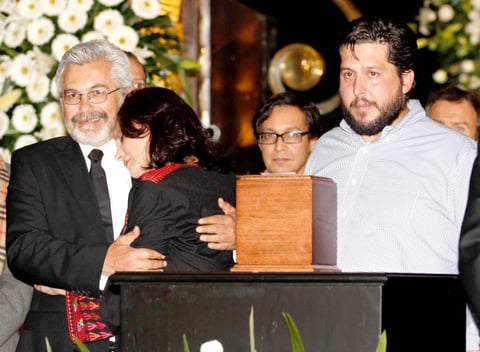 En el recinto capitalino se presentaron su ex esposa Ofelia Medina, el escritor Carlos Fuentes, Adriana Roel, Enrique Rocha, Cecilia Suárez, Jesús Ochoa, Felipe Cazals, María Rojo y Carmen Armendáriz, hermana del fallecido histrión, quienes brindaron un minuto de aplausos en honor del primer actor.
