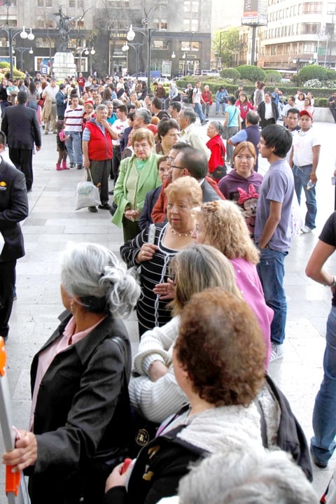 Admiradores acudieron al homenaje al actor Pedro Armendáriz Jr. en el Palacio de Bellas Artes.