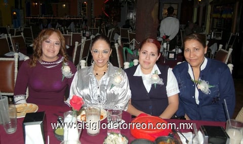 09012012 ENRIQUETA  González, Érika Ruiz y Mary Ramírez.