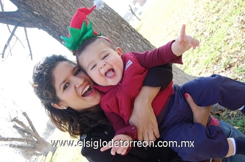 09012012 VIRIDIANA  Alonso con su sobrino Miguel Alonso.