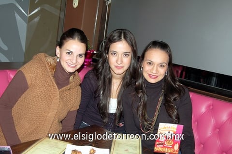 10012012 CARMEN  Alvarado, Daniela Magaña y Valeria Correa.