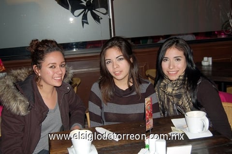 10012012 MARINA  Caballero, Paty López y Érika Dávila.