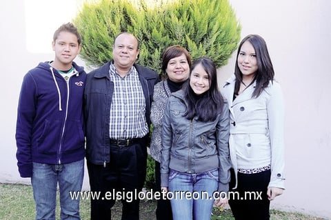 10012012 RAMIRO JR. , Ramiro, Angélica, Sofía y Angie