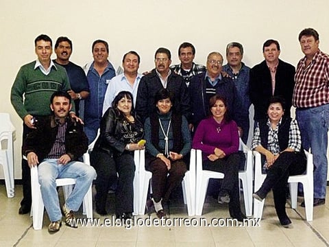 10012012 MARTíN  Maruato, Jéssica Rayas, Tere Nuncio, Norma Solorio, Victoria Núñez, Juan José Álvarez, Juan Antonio Mearz, Raúl Cabrara, Carlos Ortiz, Germán Pérez, Martín Moreno, Juan Romero, Fernando Roiz, Sergio Torres y Ricardo Mercado; compañeros de la generación 76-79 de conocida institución educativa, en su reunión anual.