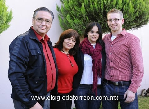 10012012 EDUARDO , Cristina, Miriam y Tim.