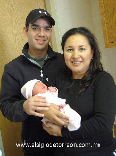 10012012 AARóN  León junto a sus papás, Benjamín León y Esperanza de León.