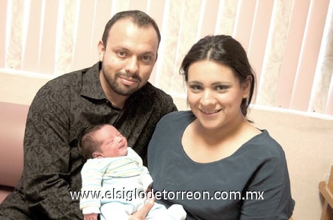 10012012 HUGO ROBERTO  Aguilar Velázquez nació el 19 de diciembre.