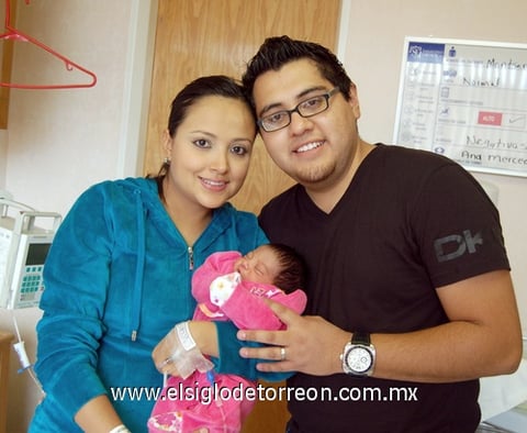 10012012 VICTORIA  Martínez Natera en brazos de sus orgullosos papás Montserrat y Moisés.