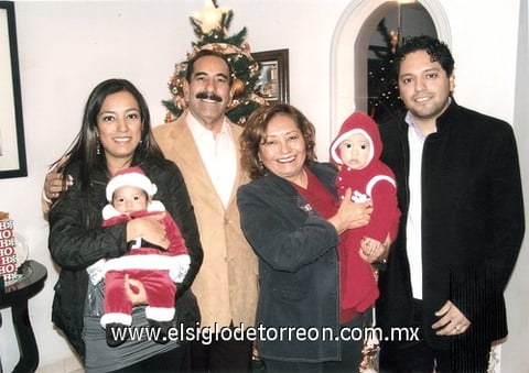 10012012 RAúL  Muñoz y Lupita Segovia festejaron su aniversario matrimonial, el 30 de diciembre, y fueron felicitados por sus hijos: Raúl Netzahualcóyotl y Cinthia Valeria, y sus nietos Pedrito y Mateo Andre.
