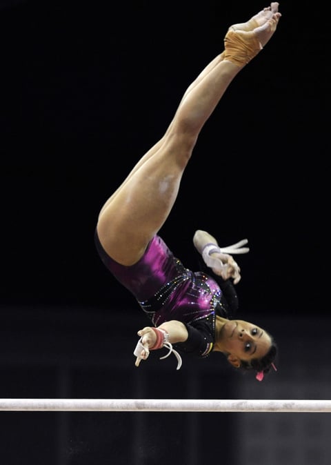Jessica Gil Ortiz durante su ejercicio en las barras asimétricas en la competición por equipos del torneo preolímpico que se disputa en Londres.