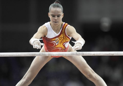 Silvia Colussi, de nacionalidad española, durante su ejercicio de barra de equilibrio en la competición por equipos.