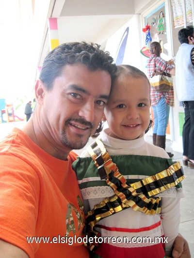 11012012 RICARDO  Amozurrutia Carson con su hija Mariana Eloí.