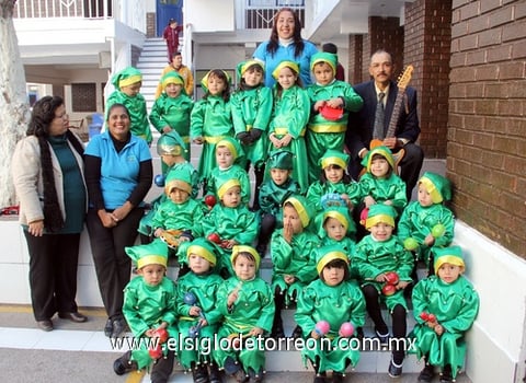 12012012 CORO  infantil de conocido jardín de niños, durante alegre convivio.