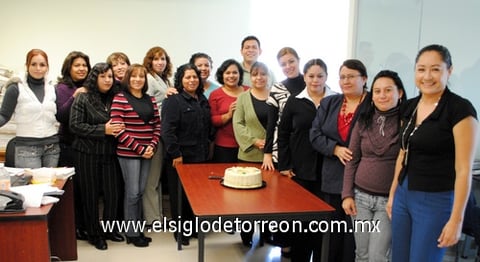 12012012 ANA HILDA  Muñoz Caldera en su cumpleaños, junto a sus compañeros de trabajo.