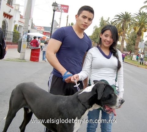 12012012 ANDRéS  y Dulce, de paseo con su mascota.