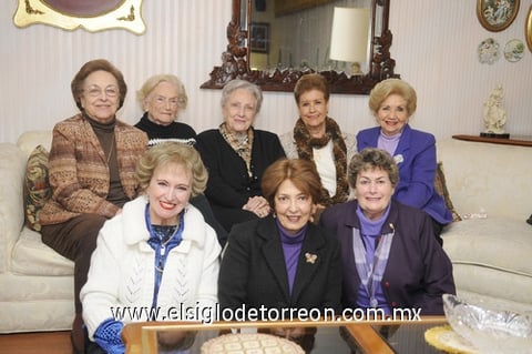 13012012 GRUPO  de amigas durante su reunión para festejar el Día de Reyes.