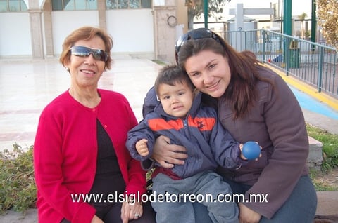 13012012 EVELINA  Sánchez, el pequeño Gilberto del Río y Agnes Meléndez.